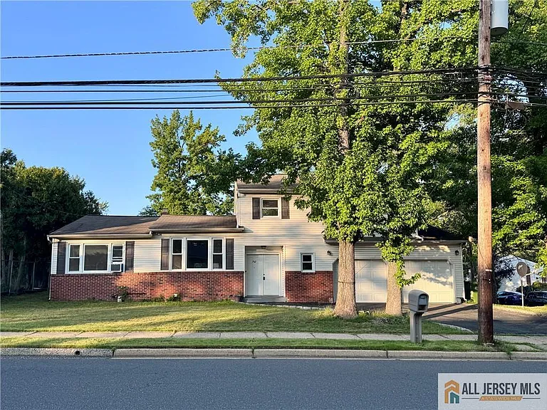 742 Grove Ave — Photo 1