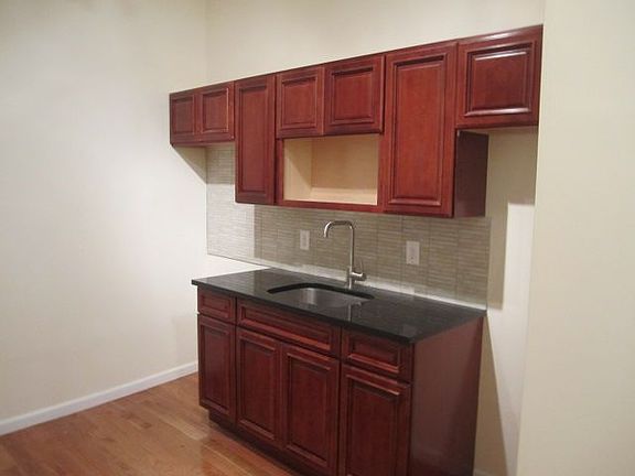 5th image of 219 Manhattan Ave APT 2R