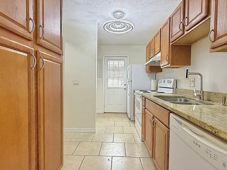 727 S Main St #107 — Photo 4