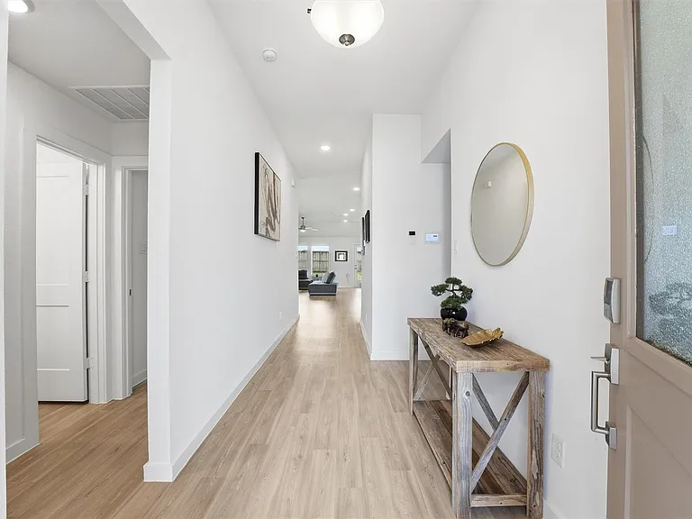 8611 Pier Cove Dr — Photo 2