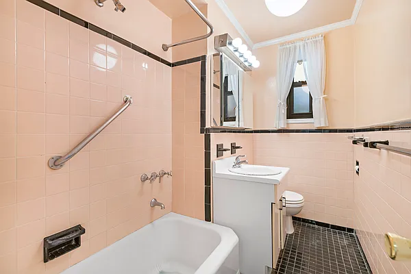 Sold by Thomas Lipovetsky, LREB | media 25