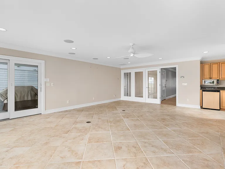 882 W Ocean View Ave — Photo 6