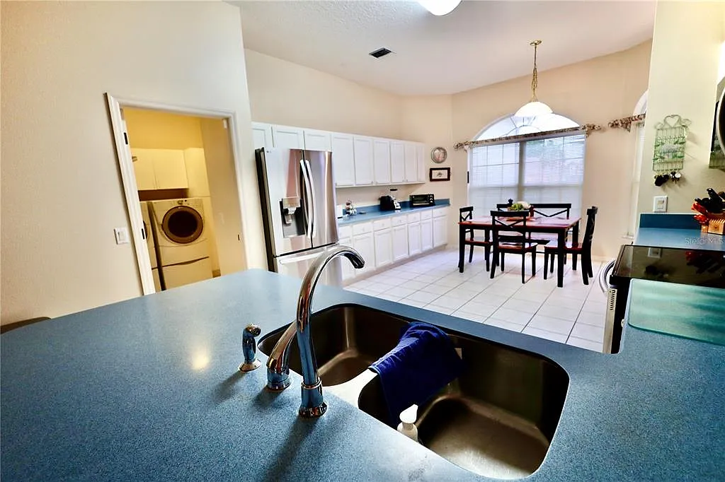 3 bed, 3.0 bath, 2312 sqft, $3,500 — Photo 4