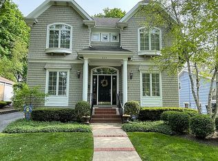 615 Meadow Ln, Libertyville, IL