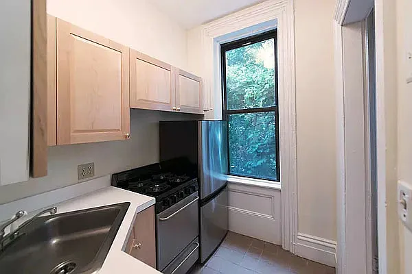 66 Perry St #3 — Photo 6