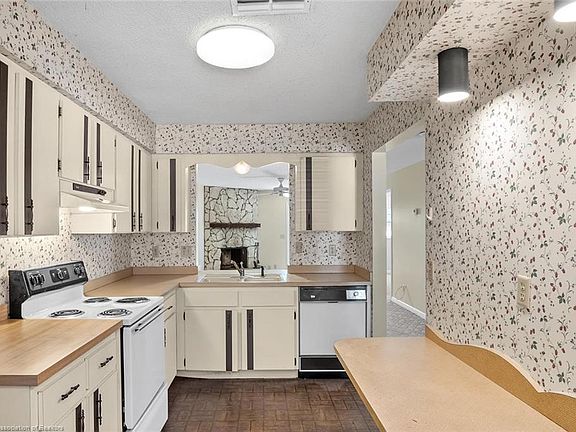 3rd image of 27 Sunset Ln