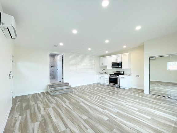 4th image of 12761 1/2 Elkwood St
