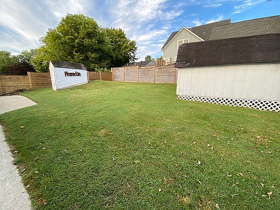2nd image of 813 W End Cir