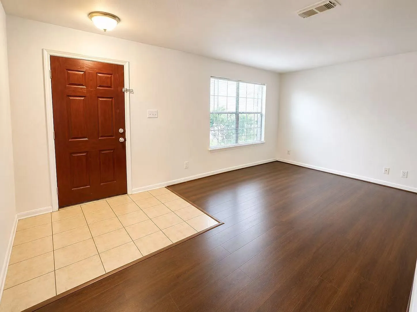 3 bed, 2.5 bath, 2439 sqft, $2,050 — Photo 2