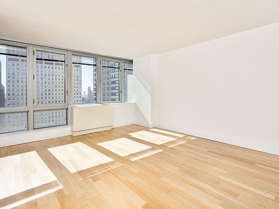 3rd image of 150 E 44th St APT 42A