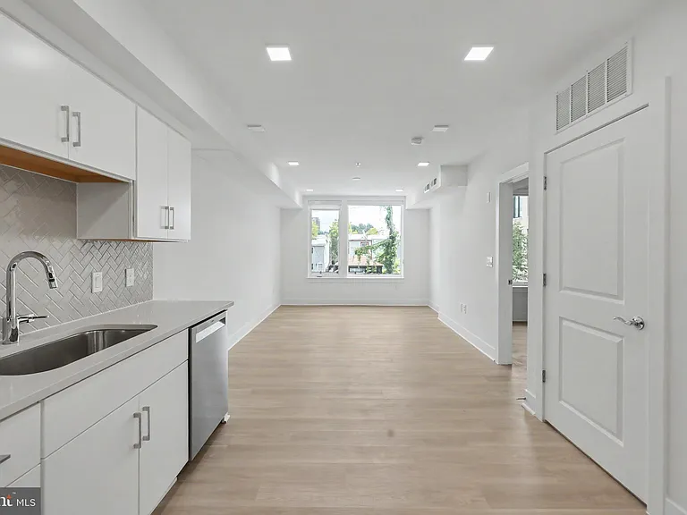 701 N Henry St #213 — Photo 32