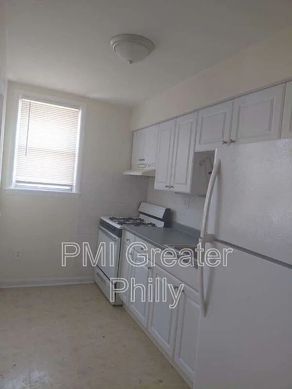 3 bed, 1.0 bath, 1150 sqft, $1,900 — Photo 2