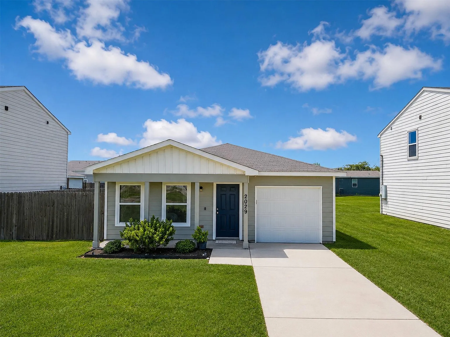 3 bed, 2.0 bath, 1080 sqft, $1,900 — Photo 1