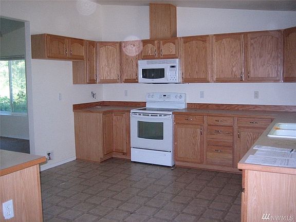 5th image of 144 NE Seitz Dr