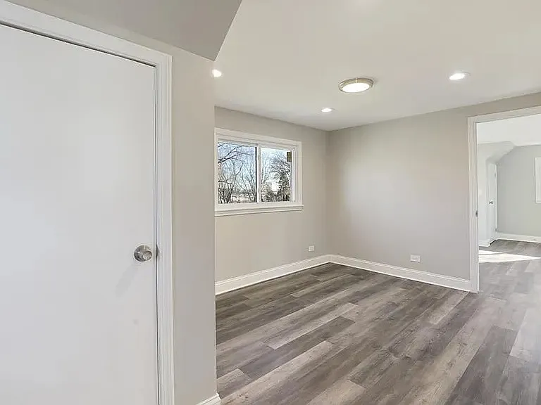 4 bed, 2.5 bath, 2600 sqft, $4,999 — Photo 3