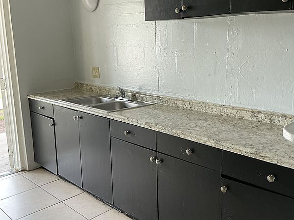 5th image of 621 W South St APT 1