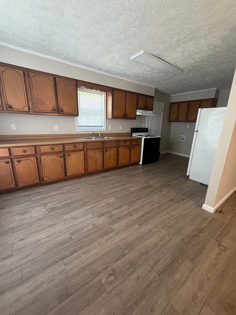 Bemis Welcomes You! Cozy 3 Bedroom! Available Now — Photo 3