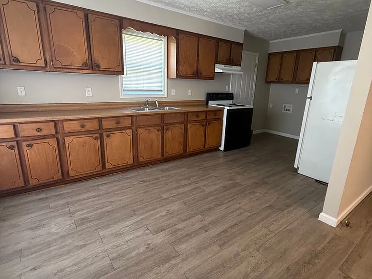 44 Monroe Ave — Photo 3
