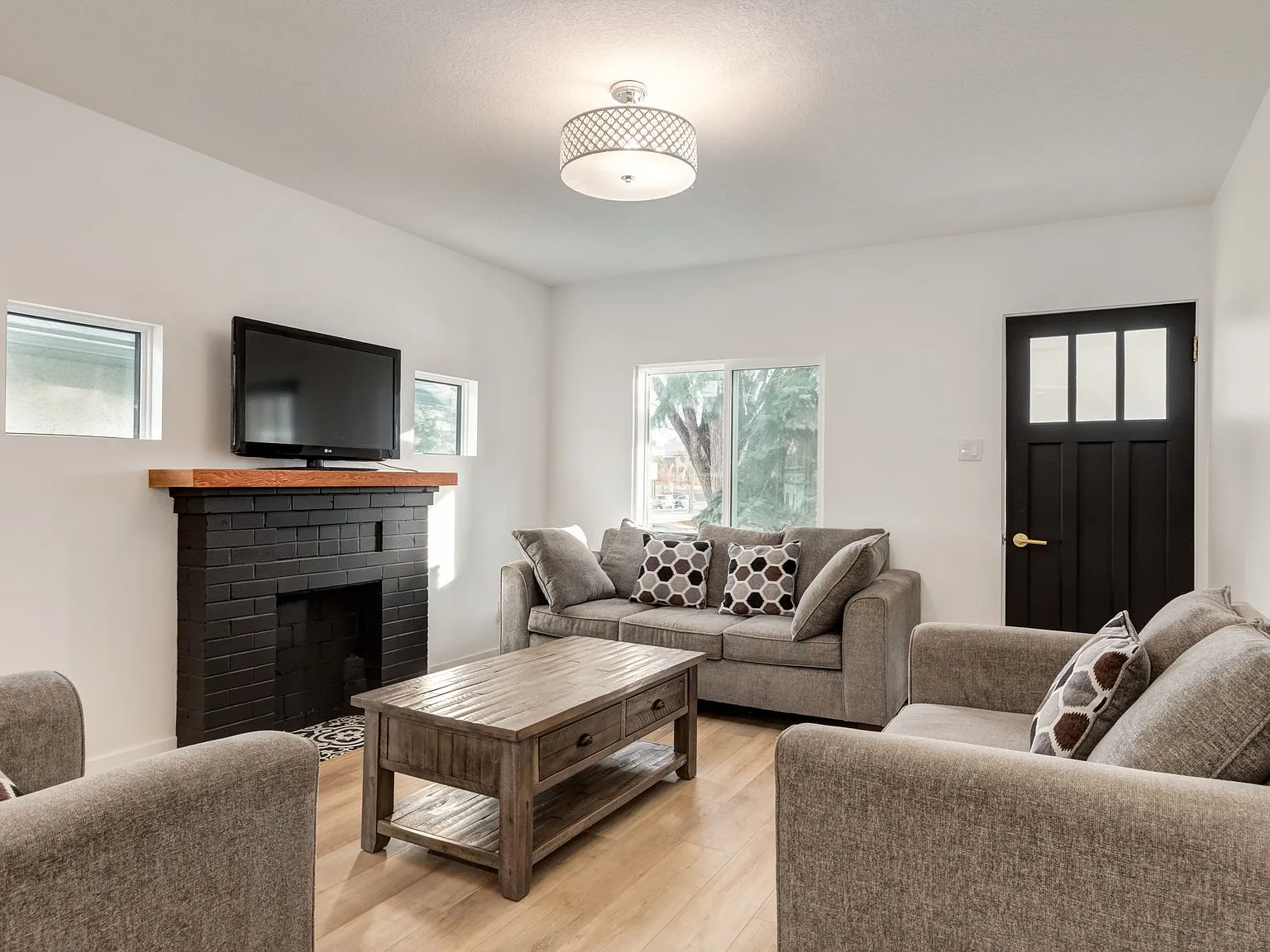 3 Bed 1 Bath Upper Suite Mount Pleasant Calgary — Photo 1