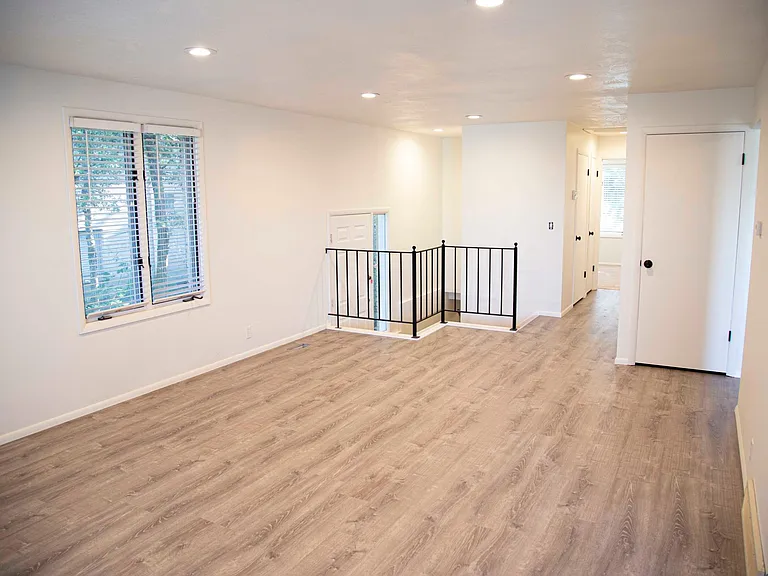1793 S Laurelhurst Dr — Photo 1