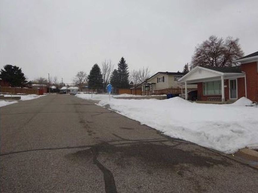 Exterior Neighborhood (street photo)