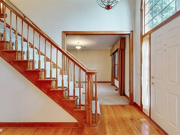 3rd image of 6724 Lakeview Ct