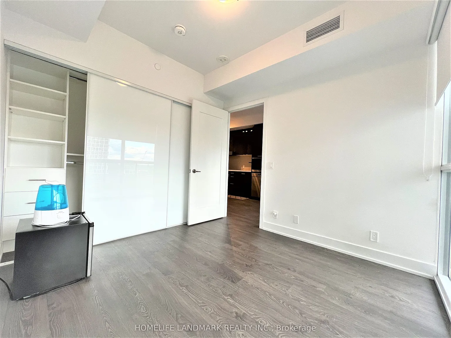 Distinction Condo — Photo 3