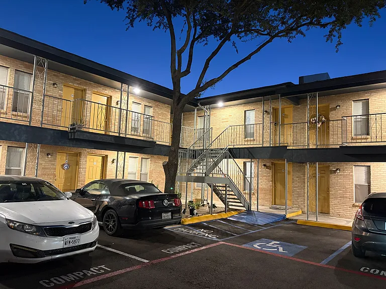 Town Oaks Apartments — Photo 13