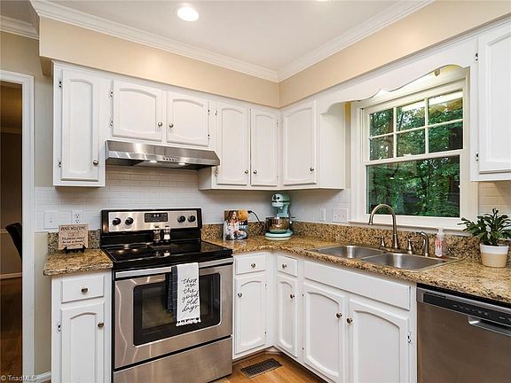 5th image of 7 Willimantic Dr
