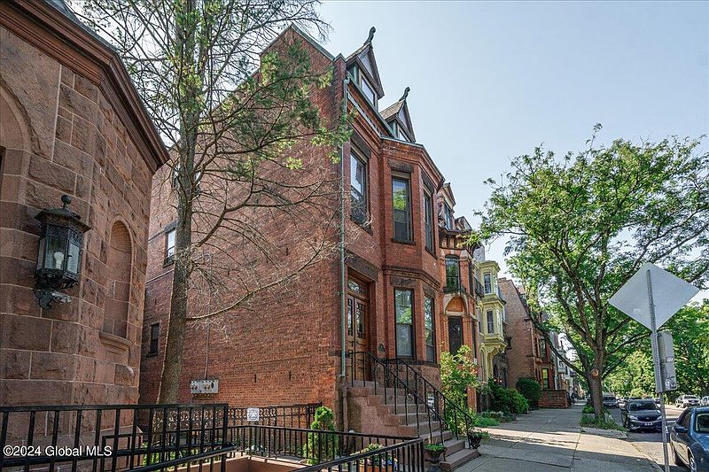 4th image of 18 Willett Street