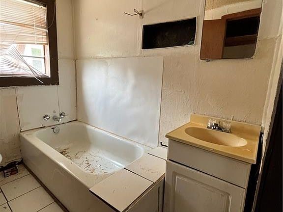 4th image of 839 S George Ave