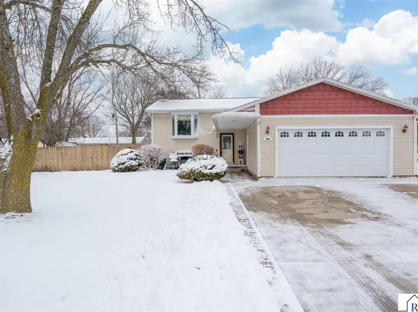 250 Cliff Dr, North Mankato, MN 56003