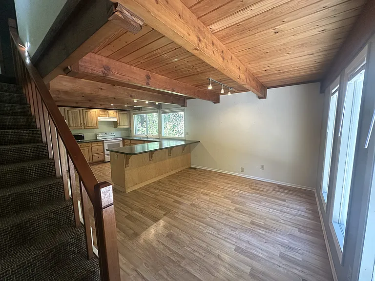 Entry into dining and kitchen area