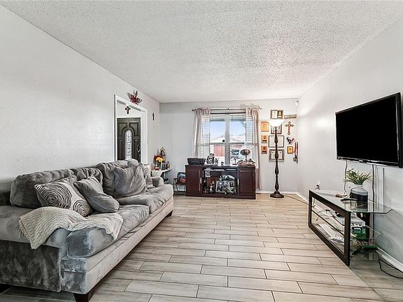 3rd image of 828 Fairfax Dr