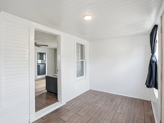 5th image of 121 E Nowlin St