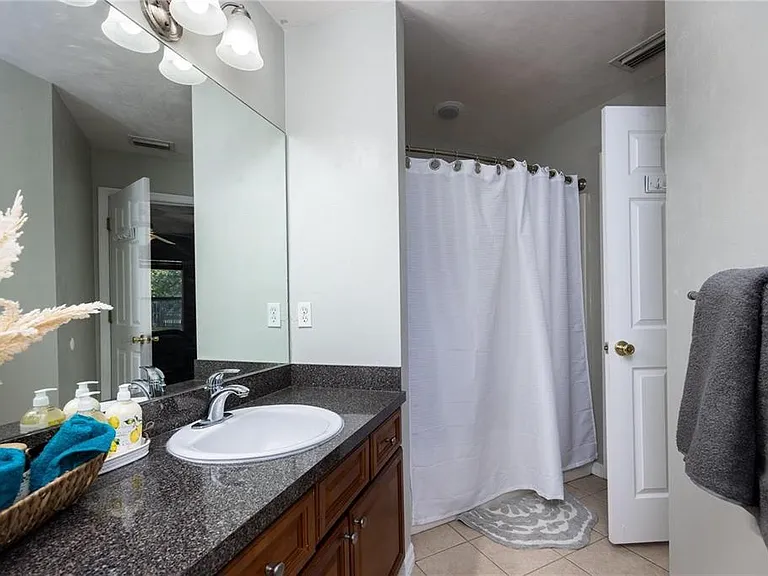 1608 NE 45th Pl — Photo 18