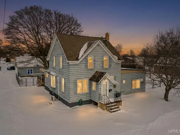 324 Michigan Ave, Gladstone, MI 49837