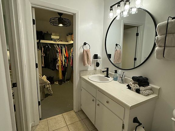 3rd image of 200 Woodgreen Dr APT 4
