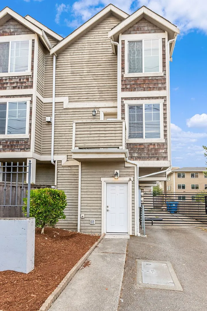 2bd/1.5ba Seattle Townhome — Photo 1