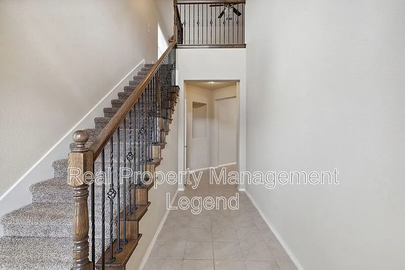 3 bed, 2.5 bath, 2292 sqft, $2,795 — Photo 3