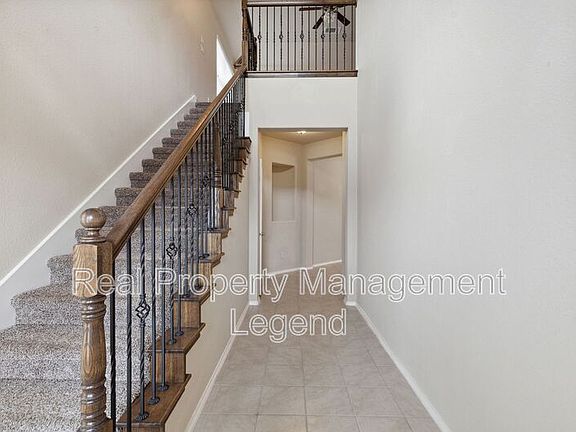3rd image of 812 Gray Fox Dr
