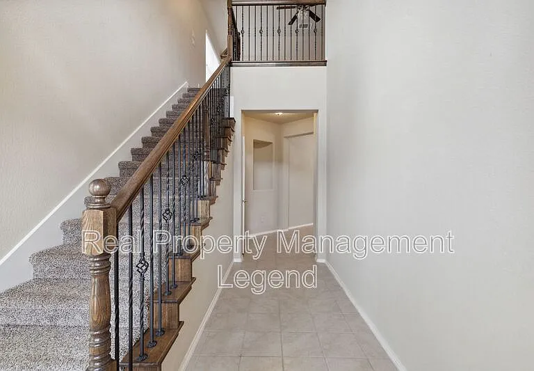 812 Gray Fox Dr — Photo 3