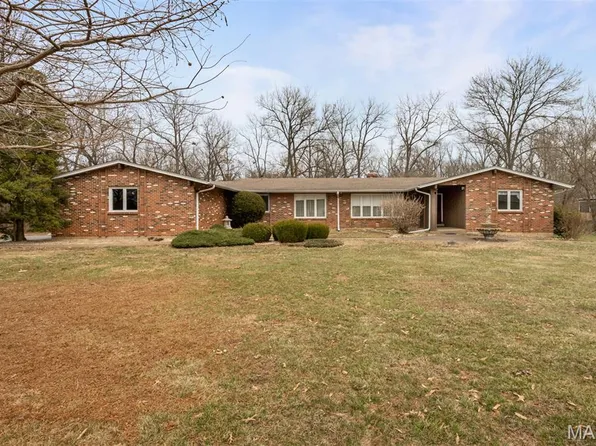 210 New Salem Dr, Saint Louis, MO 63141