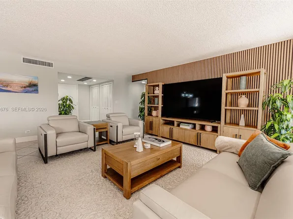 1800 NE 114th St APT 909, Miami, FL 33181