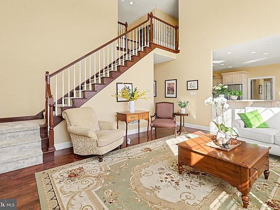 5th image of 1223 Summit Way