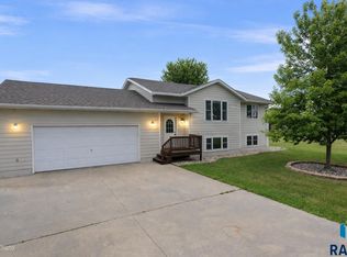 520 N East Ave, Canistota, SD 57012