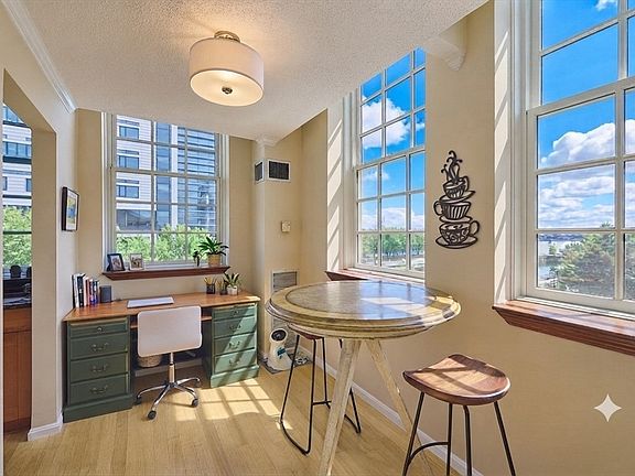 4th image of 106 13th St APT 330