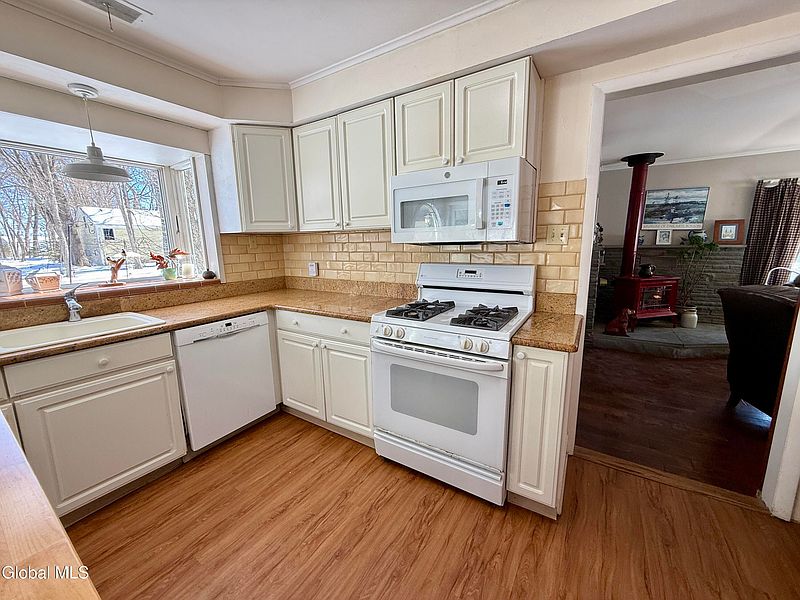 3rd image of 4 Linden Drive