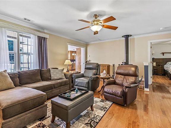 4th image of 8185 Manor Dr