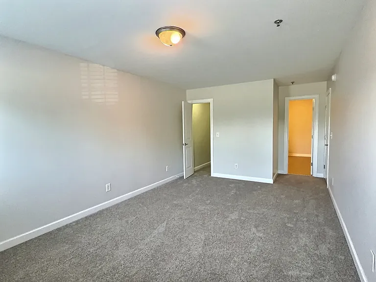 144 N Hines St — Photo 37